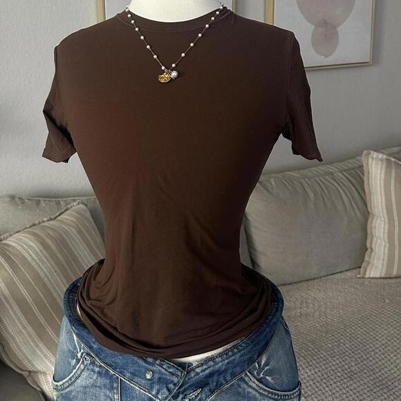 Skims Cocoa Stretch Tee - Picture 2 of 2
